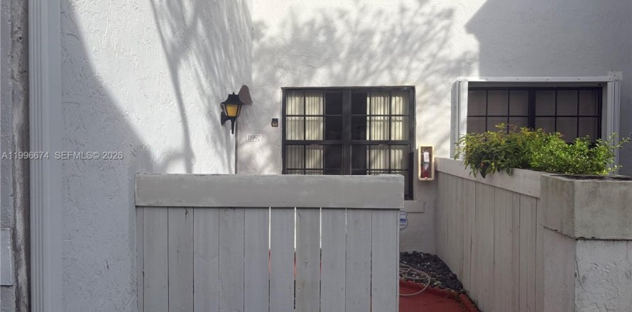 Condo à Pembroke Pines, Floride, 2 chambres  № 2058679