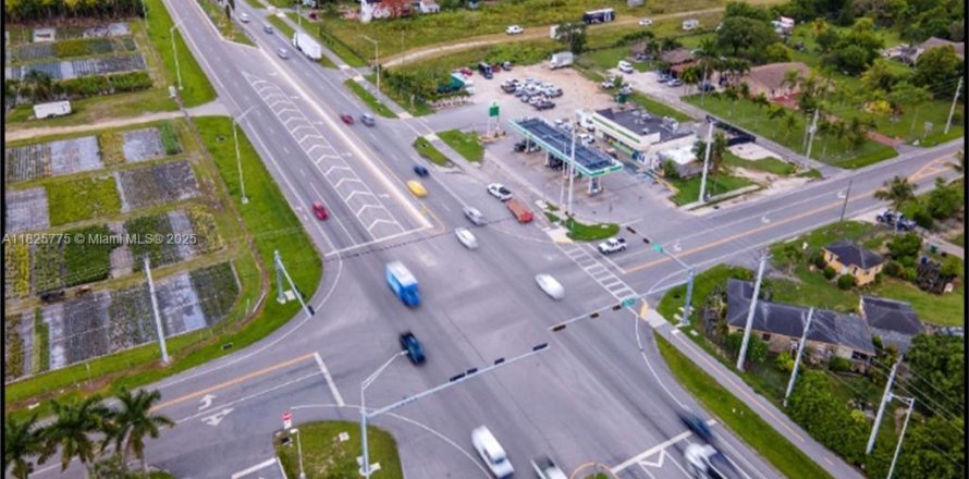 Commercial property in Homestead, Florida № 1794262