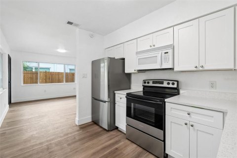 Propiedad comercial en venta en Saint Petersburg, Florida, 4 dormitorios, 195.09 m2 № 2211446 - foto 4