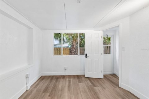 Propiedad comercial en venta en Saint Petersburg, Florida, 4 dormitorios, 195.09 m2 № 2211446 - foto 13