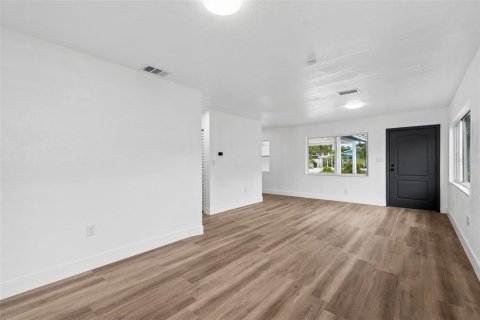 Propiedad comercial en venta en Saint Petersburg, Florida, 4 dormitorios, 195.09 m2 № 2211446 - foto 7