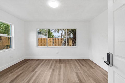 Propiedad comercial en venta en Saint Petersburg, Florida, 4 dormitorios, 195.09 m2 № 2211446 - foto 22