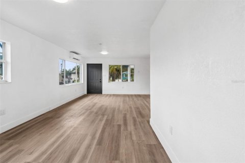Propiedad comercial en venta en Saint Petersburg, Florida, 4 dormitorios, 195.09 m2 № 2211446 - foto 30