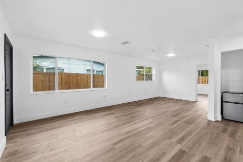 Propiedad comercial en venta en Saint Petersburg, Florida, 4 dormitorios, 195.09 m2 № 2211446 - foto 15