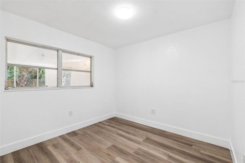 Propiedad comercial en venta en Saint Petersburg, Florida, 4 dormitorios, 195.09 m2 № 2211446 - foto 10
