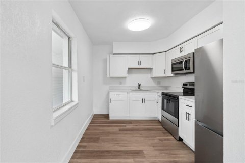 Propiedad comercial en venta en Saint Petersburg, Florida, 4 dormitorios, 195.09 m2 № 2211446 - foto 24