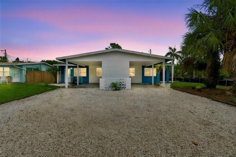 Propiedad comercial en Saint Petersburg, Florida 4 dormitorios, 195.09 m2 № 2211446
