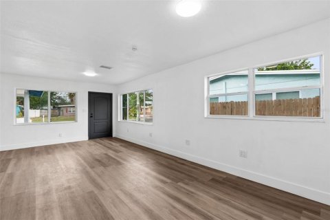Propiedad comercial en venta en Saint Petersburg, Florida, 4 dormitorios, 195.09 m2 № 2211446 - foto 8