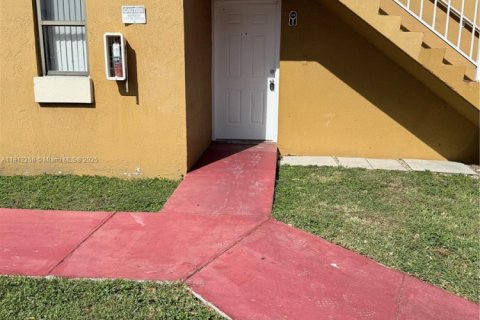 Condo in Miami, Florida, 1 bedroom  № 1968260 - photo 2