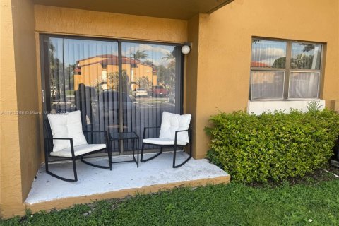 Condo in Miami, Florida, 1 bedroom  № 1968260 - photo 1