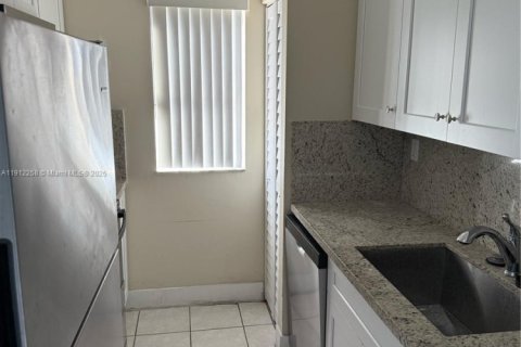 Condo in Miami, Florida, 1 bedroom  № 1968260 - photo 4
