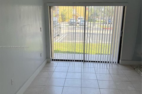 Condo in Miami, Florida, 1 bedroom  № 1968260 - photo 3