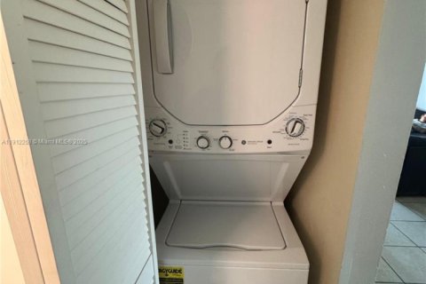 Condo in Miami, Florida, 1 bedroom  № 1968260 - photo 5