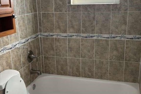 Снять в аренду виллу или дом в Майами, Флорида 5 спален, 285.21м2, № 1945569 - фото 13