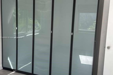 Снять в аренду виллу или дом в Майами, Флорида 5 спален, 285.21м2, № 1945569 - фото 11