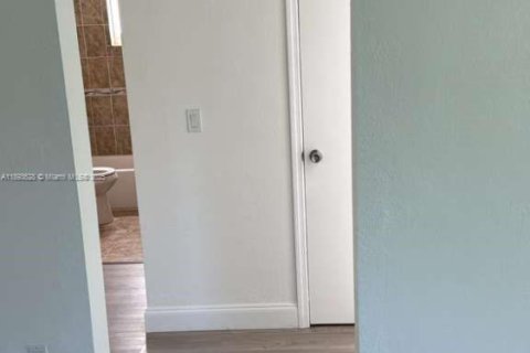 Снять в аренду виллу или дом в Майами, Флорида 5 спален, 285.21м2, № 1945569 - фото 5