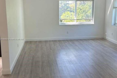 Снять в аренду виллу или дом в Майами, Флорида 5 спален, 285.21м2, № 1945569 - фото 15