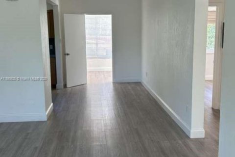 Снять в аренду виллу или дом в Майами, Флорида 5 спален, 285.21м2, № 1945569 - фото 4