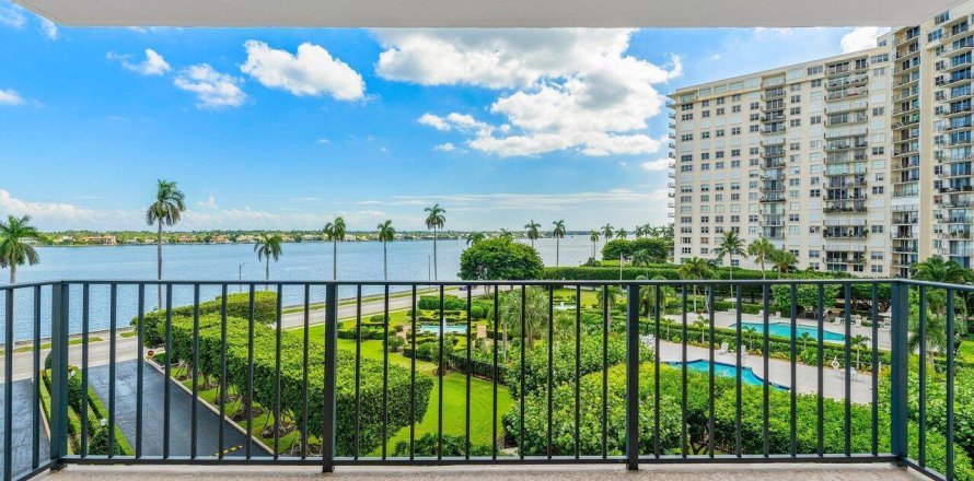 Condominio en West Palm Beach, Florida, 2 dormitorios  № 2087725