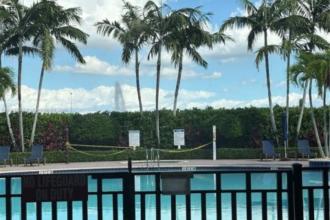 Снять в аренду таунхаус в Хайалиа, Флорида 3 спальни, 153.29м2, № 1948361 - фото 22