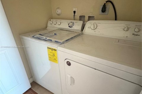 Снять в аренду таунхаус в Хайалиа, Флорида 3 спальни, 153.29м2, № 1948361 - фото 19