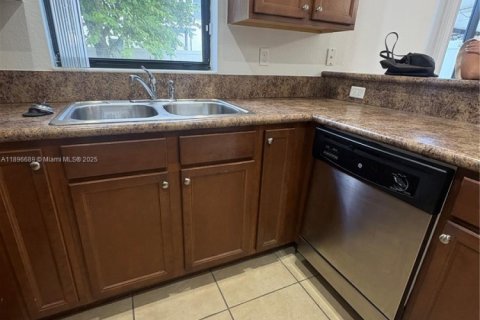 Снять в аренду таунхаус в Хайалиа, Флорида 3 спальни, 153.29м2, № 1948361 - фото 11