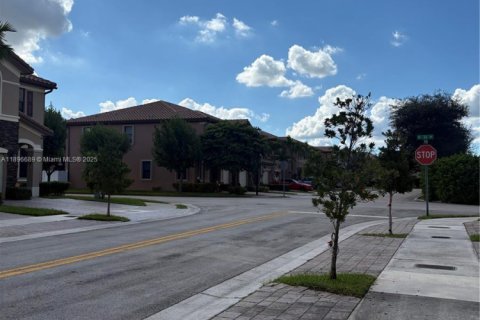 Снять в аренду таунхаус в Хайалиа, Флорида 3 спальни, 153.29м2, № 1948361 - фото 4