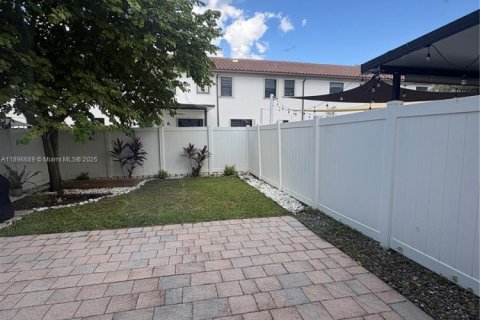 Снять в аренду таунхаус в Хайалиа, Флорида 3 спальни, 153.29м2, № 1948361 - фото 7