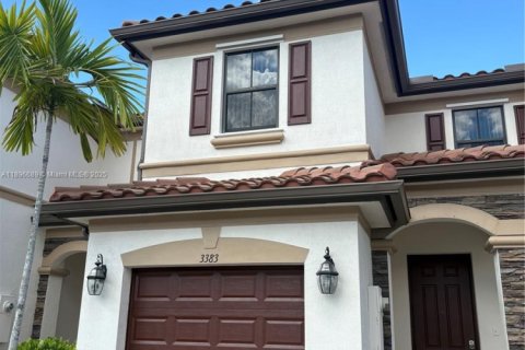 Снять в аренду таунхаус в Хайалиа, Флорида 3 спальни, 153.29м2, № 1948361 - фото 1