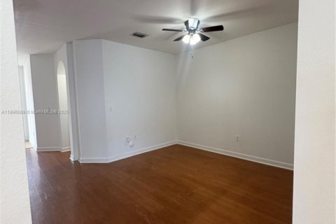 Снять в аренду таунхаус в Хайалиа, Флорида 3 спальни, 153.29м2, № 1948361 - фото 6