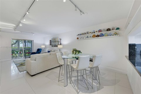 Condo in Key Biscayne, Florida, 2 bedrooms  № 2392431 - photo 11