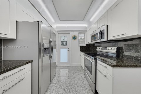 Condo in Key Biscayne, Florida, 2 bedrooms  № 2392431 - photo 7