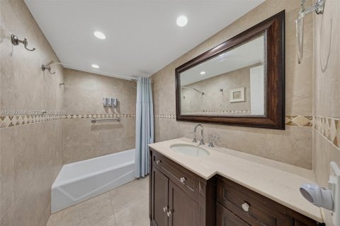 Condo in Key Biscayne, Florida, 2 bedrooms  № 2392431 - photo 15