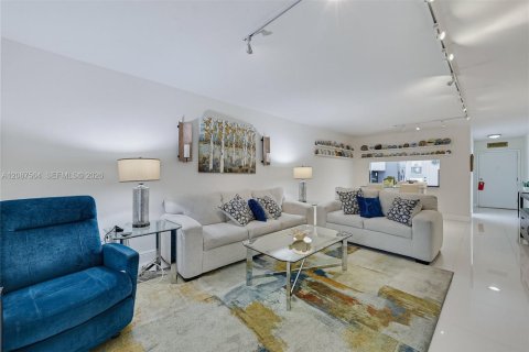 Condo in Key Biscayne, Florida, 2 bedrooms  № 2392431 - photo 10