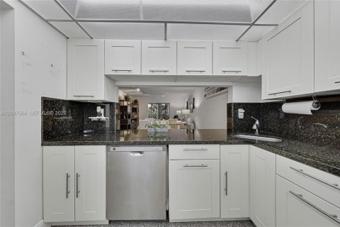 Condo in Key Biscayne, Florida, 2 bedrooms  № 2392431 - photo 8