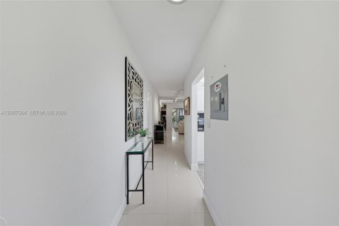 Condo in Key Biscayne, Florida, 2 bedrooms  № 2392431 - photo 5