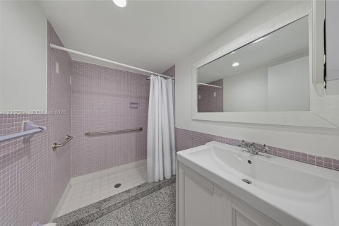 Condo in Key Biscayne, Florida, 2 bedrooms  № 2392431 - photo 17