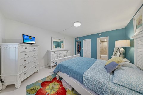 Condo in Key Biscayne, Florida, 2 bedrooms  № 2392431 - photo 13