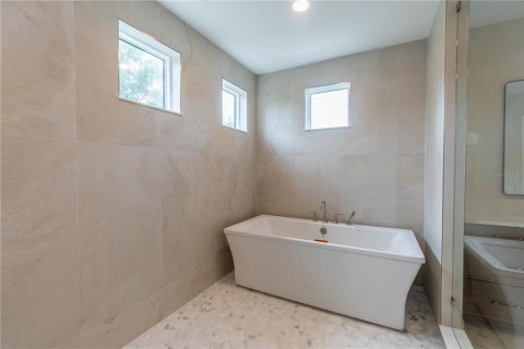 Casa en venta en Tampa, Florida, 5 dormitorios, 471.2 m2 № 2122089 - foto 17