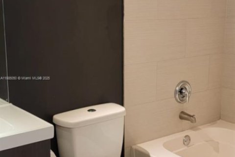 Condominio en alquiler en Miramar, Florida, 1 dormitorio, 64.1 m2 № 1930525 - foto 14