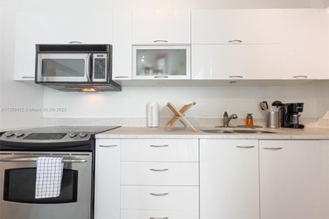 Condominio en alquiler en Miami, Florida, 1 dormitorio, 57.6 m2 № 1938335 - foto 13