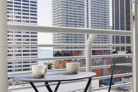Condominio en alquiler en Miami, Florida, 1 dormitorio, 57.6 m2 № 1938335 - foto 3