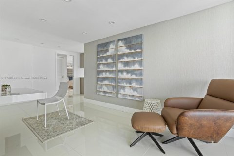 Купить кондоминиум в Бей-Харбор-Айлендс, Флорида 2 спальни, 104.79м2, № 1934341 - фото 4