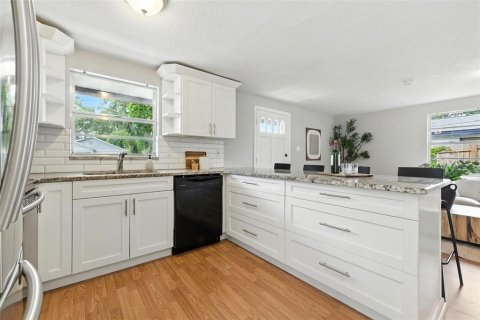 House in Tampa, Florida 2 bedrooms, 108.14 sq.m. № 1854683 - photo 14