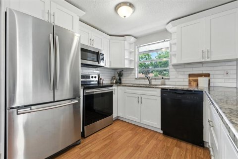 House in Tampa, Florida 2 bedrooms, 108.14 sq.m. № 1854683 - photo 13