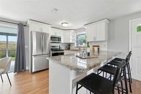 House in Tampa, Florida 2 bedrooms, 108.14 sq.m. № 1854683 - photo 11
