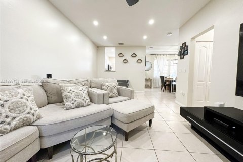 Townhouse in Sunrise, Florida 3 bedrooms, 134.43 sq.m. № 2064698 - photo 3