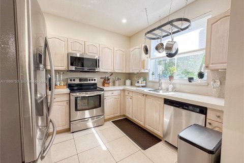 Townhouse in Sunrise, Florida 3 bedrooms, 134.43 sq.m. № 2064698 - photo 10