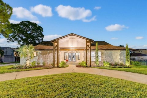 Casa en Port Richey, Florida 3 dormitorios, 249.26 m2 № 2370878