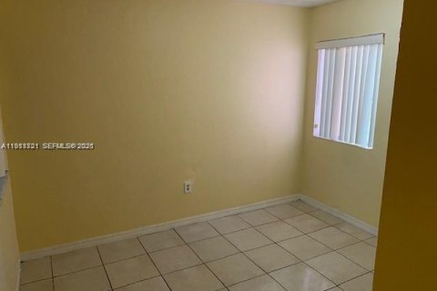 Townhouse in Florida City, Florida 3 bedrooms № 2043007 - photo 7